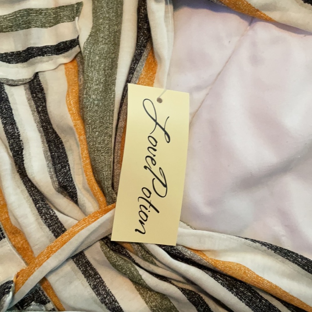 NWT size small women’s/juniors top - Picture 4 of 6
